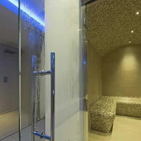 Отель Le Torri Del Garda Familyspa Торри-дель-Бенако