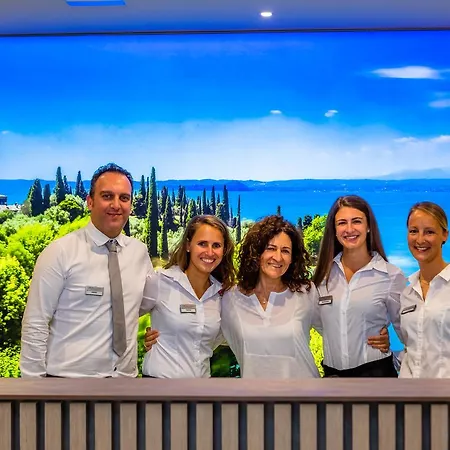 Отель Le Torri Del Garda Familyspa Торри-дель-Бенако