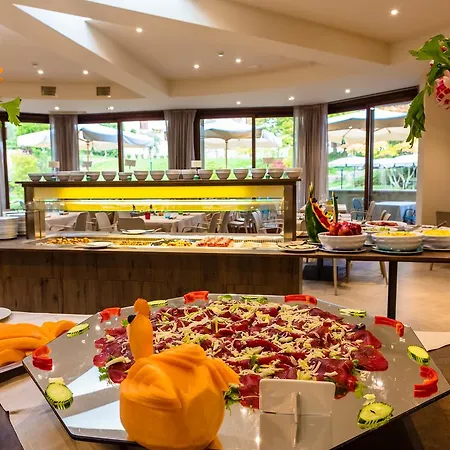 ホテル Le Torri Del Garda Familyspa トッリ・デル・ベーナコ